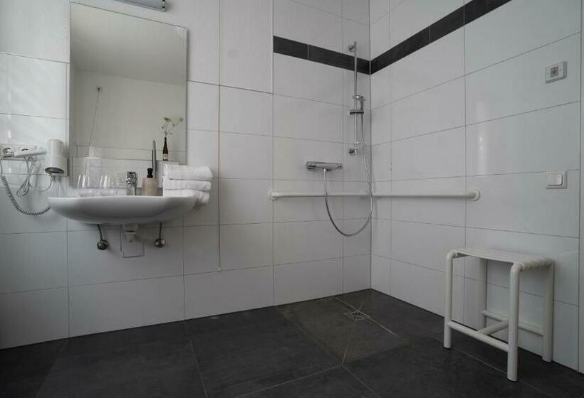 غرفة قياسية لذوى الاحتياجات الخاصة, Nineofive