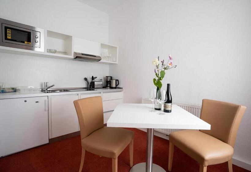 شقة غرفة واحدة, Nineofive