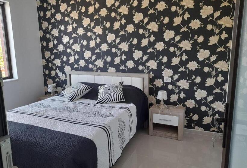 غرفة عائلية, Casa Florea