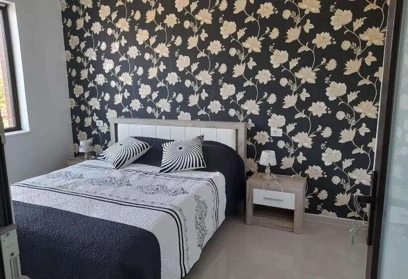 Camera Familiare, Casa Florea