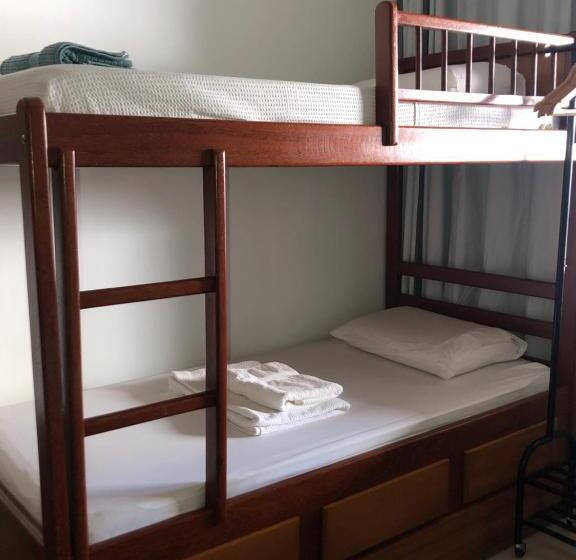 سرير فى غرفة مشتركة مزودة بحمام مشترك, Gayfriendly Hostel Bsb Airport