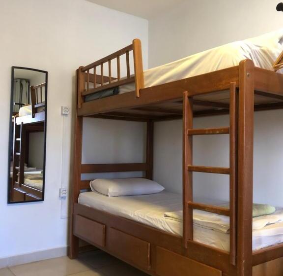 Кровать в Многоместном Номере с Общей Ванной, Gayfriendly Hostel Bsb Airport