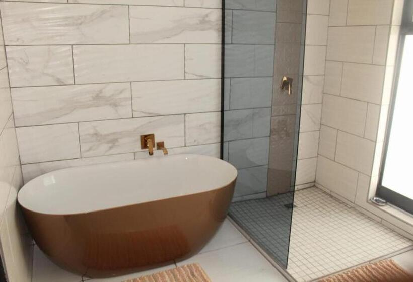 デラックスルーム, The King S Court Guest Manor