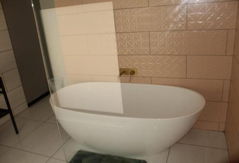 デラックスルーム, The King S Court Guest Manor