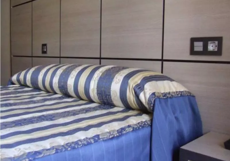 اتاق استاندارد یک نفره, Hostal Larios