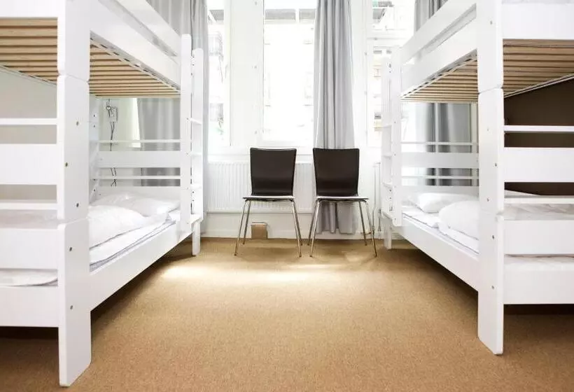 バスルーム共同エコノミー4人部屋, Slottsskogen Hostel
