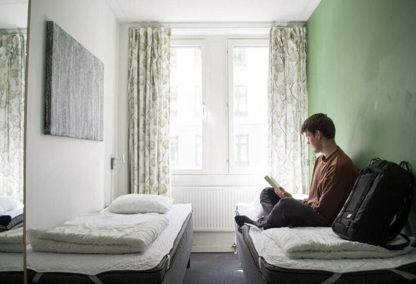 Номер Economy с общей ванной комнатой, Slottsskogen Hostel