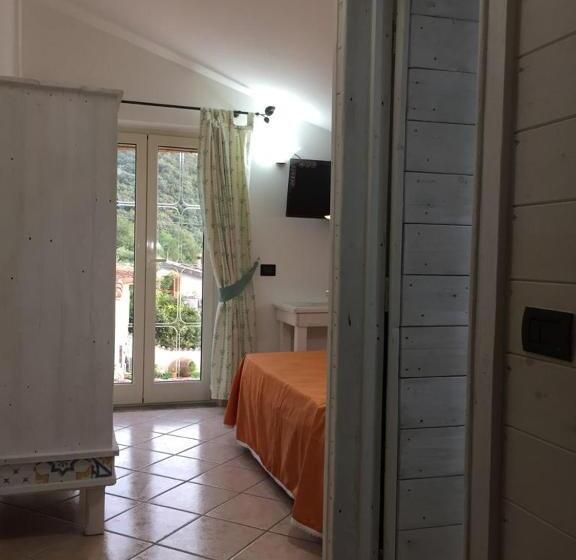 اتاق لوکس با بالکن, Villa Alessandra