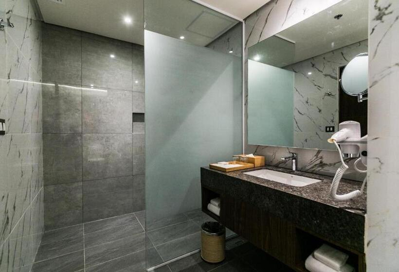 اتاق لوکس با تخت بزرگ, Grand Summit Hotel General Santos