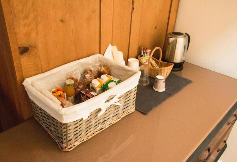 חדר סטנדרט לשלושה, Oltre L Arco