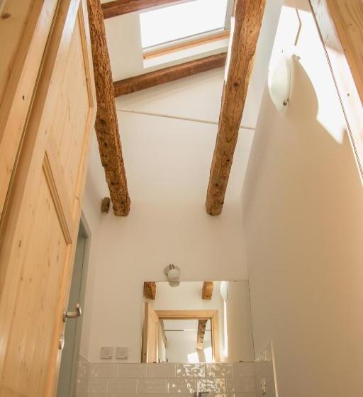 חדר סטנדרט לשלושה, Oltre L Arco