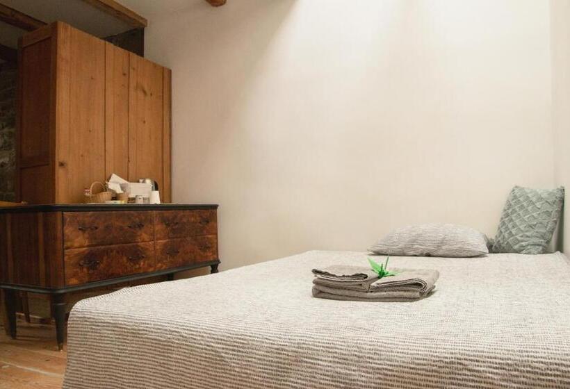 חדר סטנדרט לשלושה, Oltre L Arco