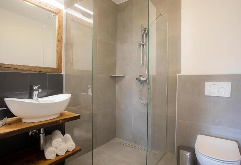 اتاق استاندارد با بالکن, House Troha
