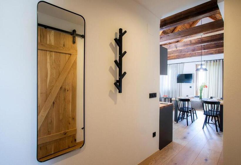 آپارتمان 1 خوابه با بالکن, House Troha