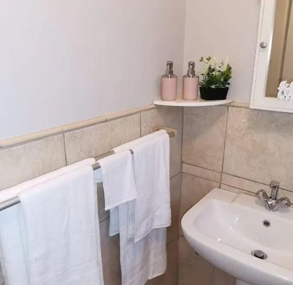 スタンダードインサイドビュールーム, Mia Hills Guest House