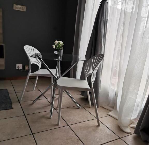 اتاق اکونومی, Mia Hills Guest House