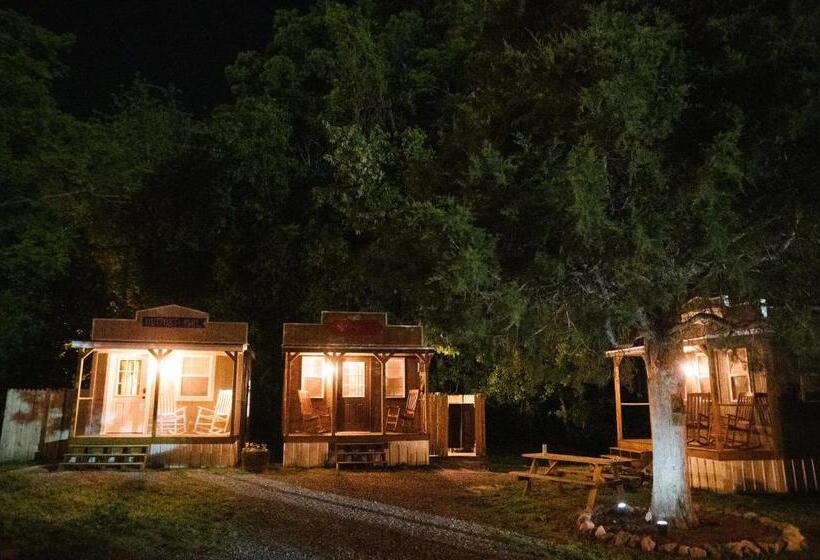 סוויטה עם ג'קוזי, The Outpost