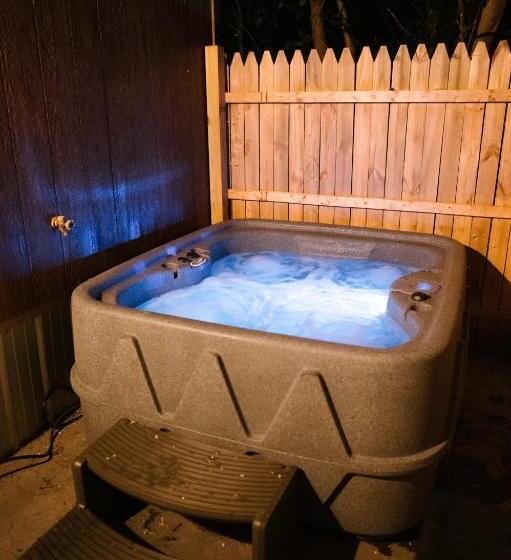 סוויטה עם ג'קוזי, The Outpost