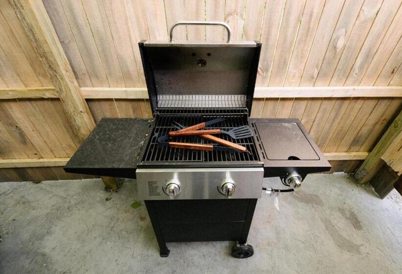 סוויטה עם ג'קוזי, The Outpost