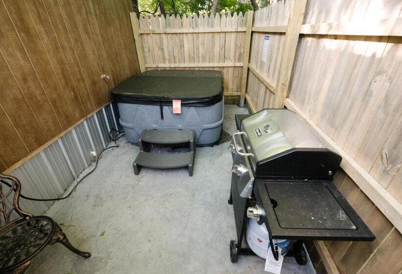 סוויטה עם ג'קוזי, The Outpost