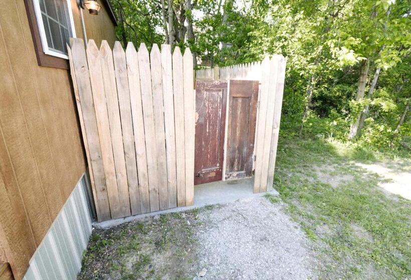 자쿠지 스위트, The Outpost