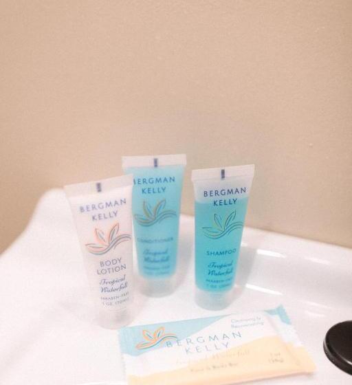 자쿠지 스위트, The Outpost