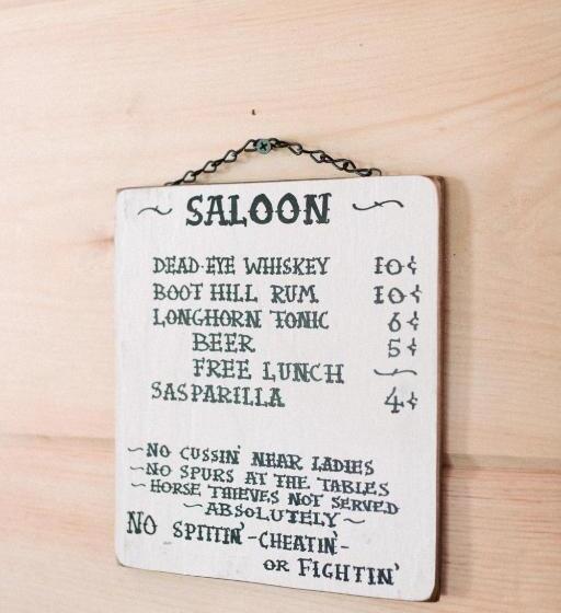 جناح مزود بجاكوزى, The Outpost