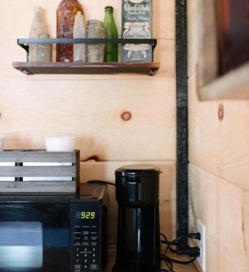 자쿠지 스위트, The Outpost