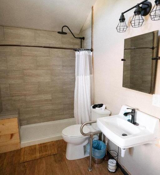 חדר סטודיו סטנדרד, The Outpost