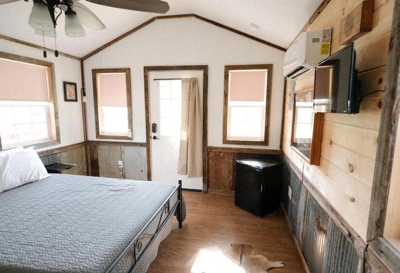 חדר סטודיו סטנדרד, The Outpost