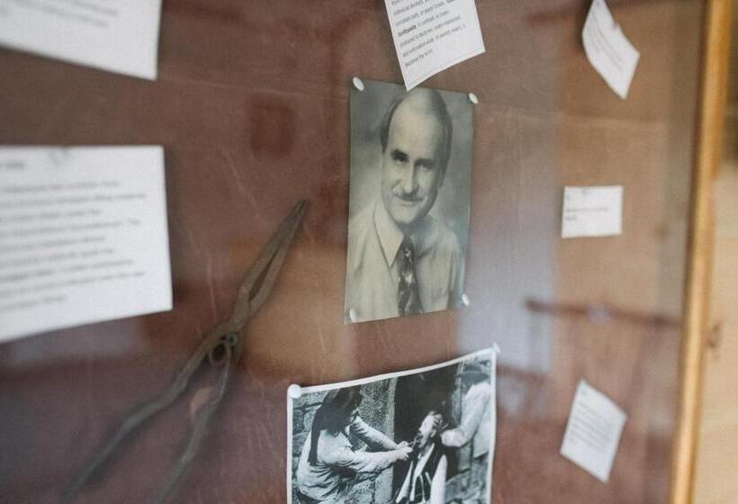 חדר סטודיו סטנדרד, The Outpost