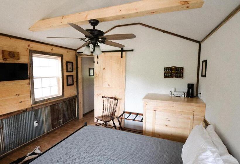 חדר סטודיו סטנדרד, The Outpost