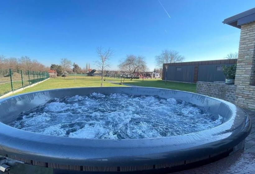 家庭间, Kukorica Csárda Apartman