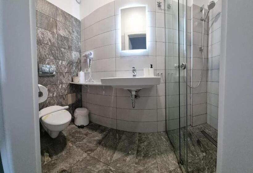 标准三人间, Chg Boutique