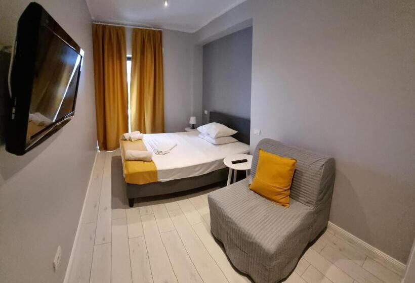 标准三人间, Chg Boutique