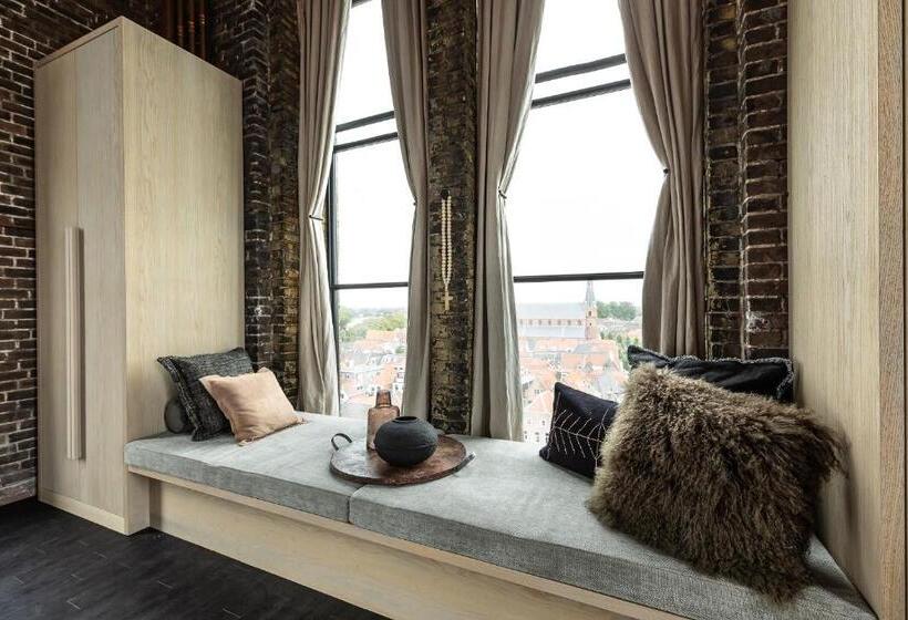 سوییت لوکس, The Clock Tower