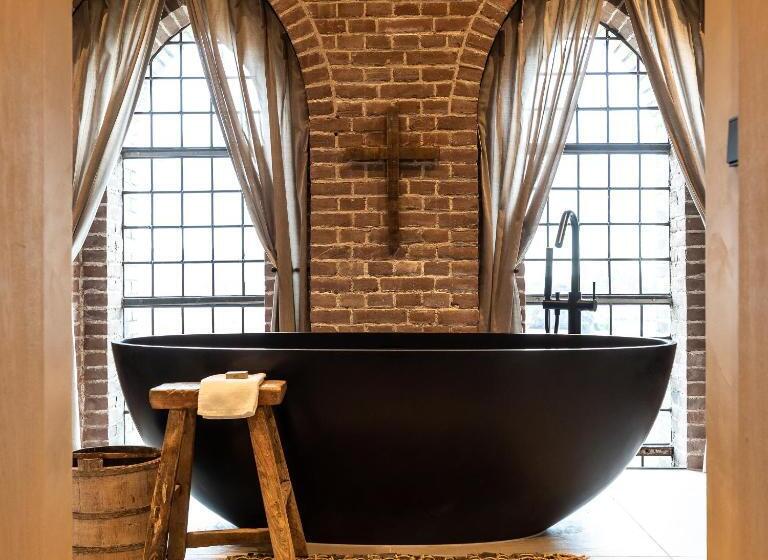 سوییت لوکس, The Clock Tower