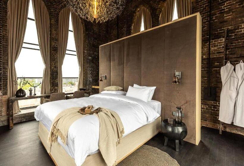 سوییت لوکس, The Clock Tower