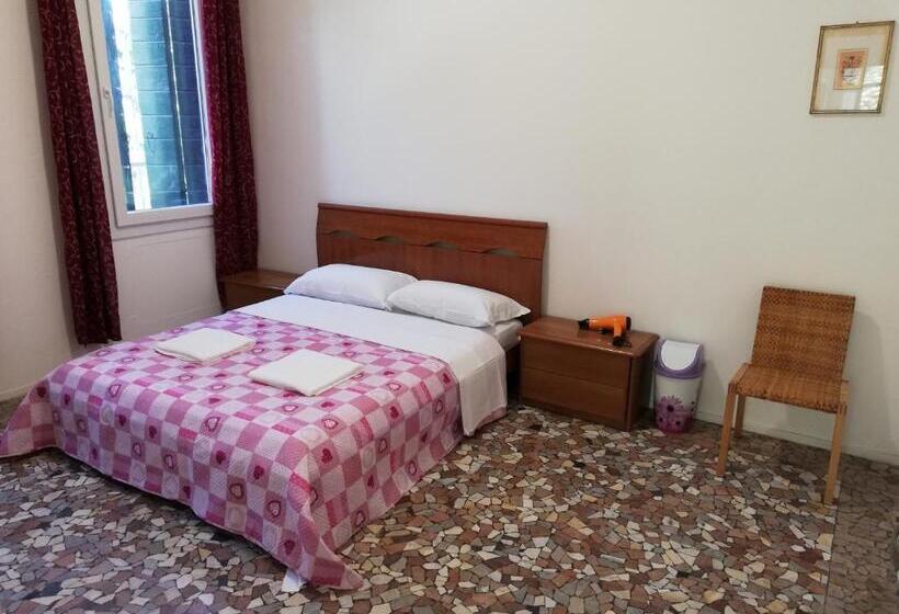 اتاق استاندارد با سرویس بهداشتی مشترک, Venice View Guesthouse