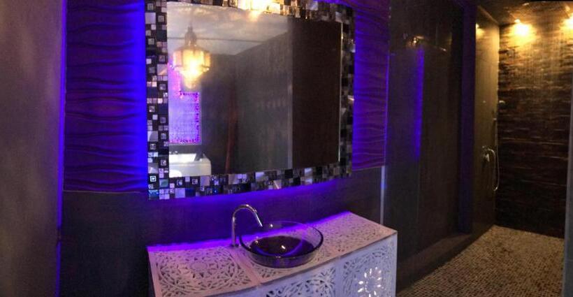 غرفة ديلوكس, Loveroom21