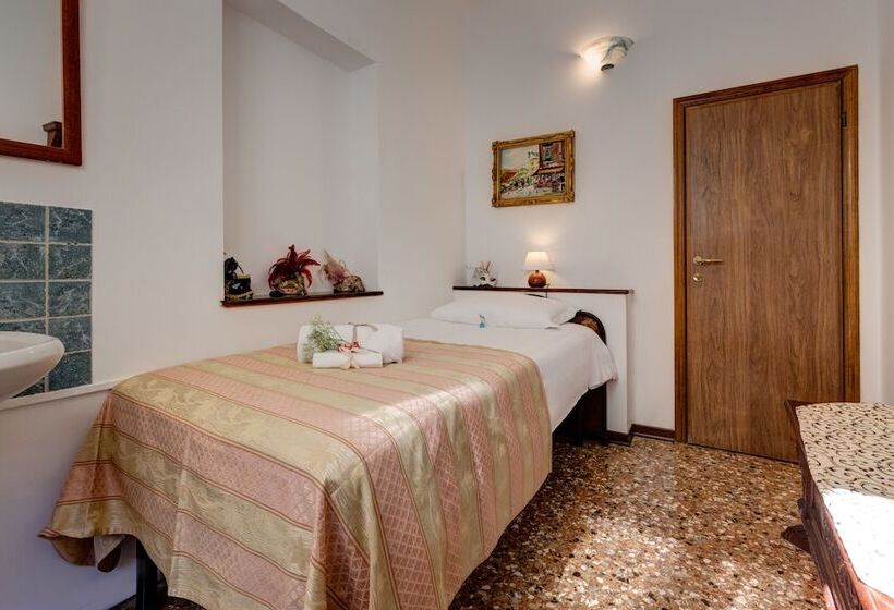 اتاق استاندارد یک تخته با سرویس بهداشتی مشترک, San Samuele