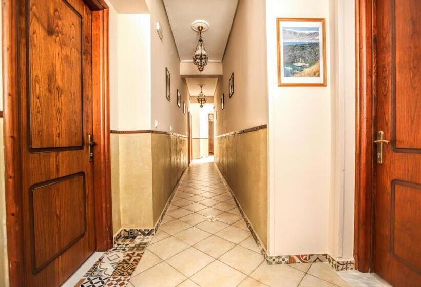 חדר משפחתי, Alsos House