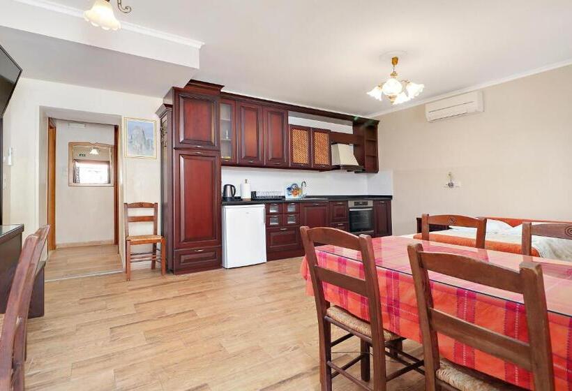 דירת חדר, Alsos House