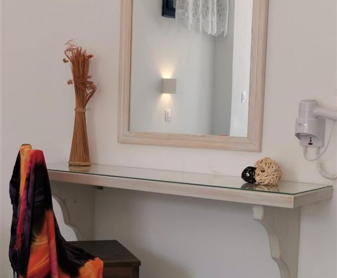 חדר אקונומי, Aretousa Villas