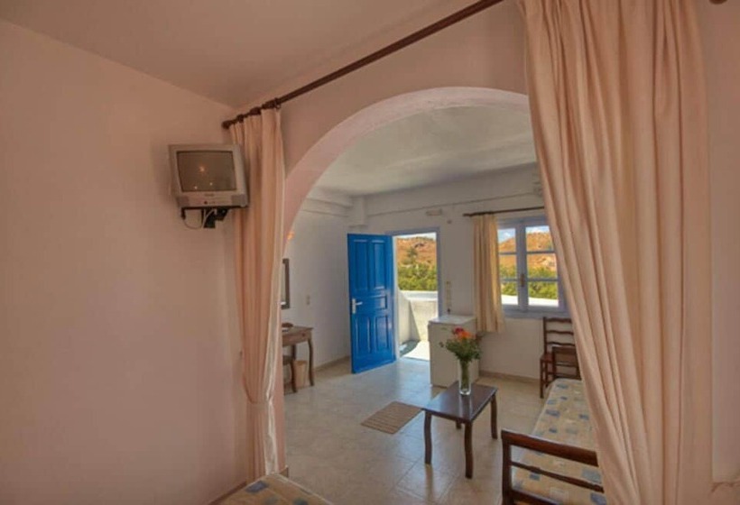 חדר סטנדרט לשלושה, Artemis Village