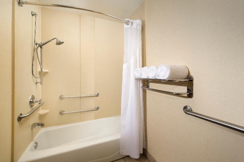 带大床的标准间, Holiday Inn Express & Suites San Antonio West Sea World Area, An Ihg