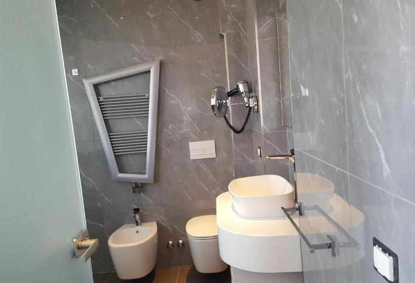 استودیوی استاندارد, Mia Boutique