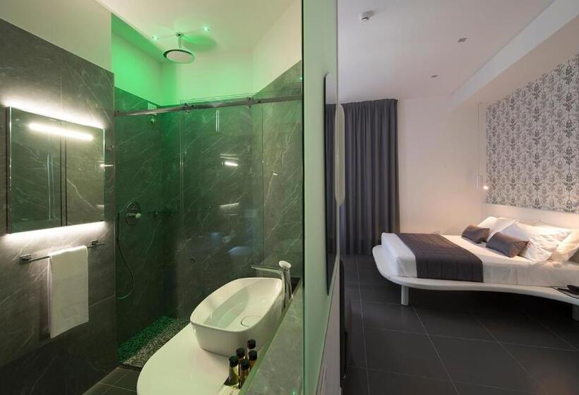 استودیوی استاندارد, Mia Boutique