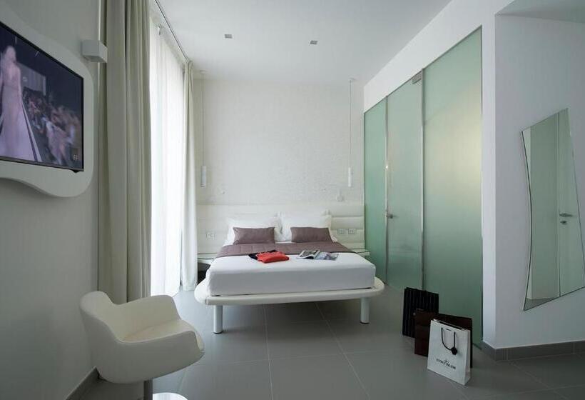 استودیوی استاندارد, Mia Boutique