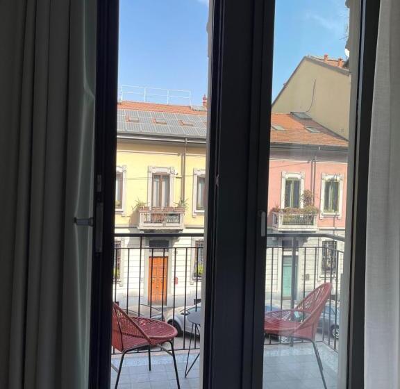 استودیوی استاندارد, Mia Boutique